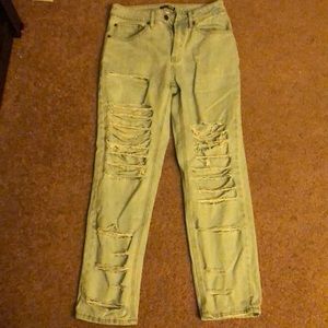 Loose-Fitting Boyfriend/Mom Jeans